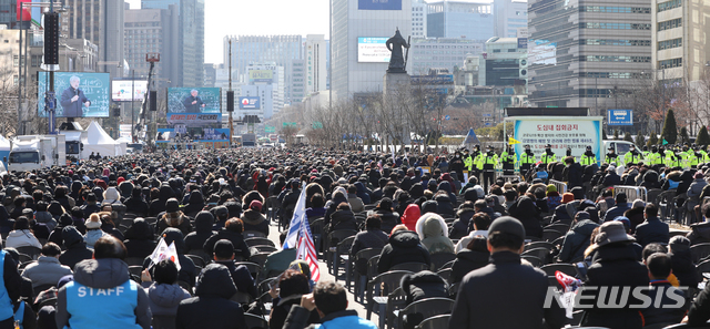 [서울=뉴시스] 조수정 기자 = 신종 코로나 바이러스 감염증(코로나19)가 전국적으로 확산세를 보이는 가운데 지난 23일 감염병 관리 관련 법률 등으로 집회 시위가 금지된 서울 광화문광장에서 전광훈 목사가 이끄는 문재인하야범국민투쟁본부 회원들이 집회를 하고 있다. 2020.02.23. chocrystal@newsis.com