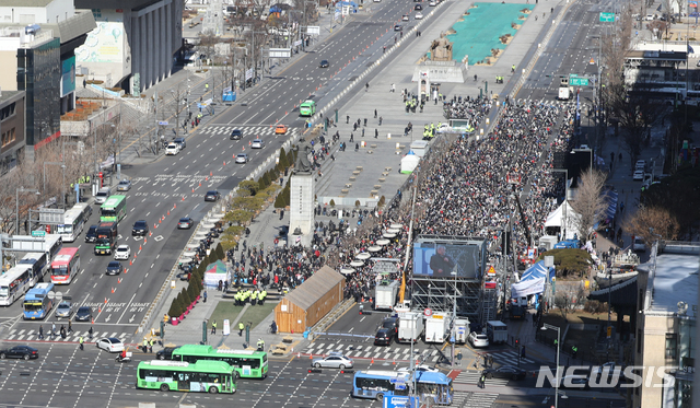 [서울=뉴시스] 조수정 기자 = 신종 코로나 바이러스 감염증(코로나 19)가 전국적으로 확산세를 보이는 가운데 지난 23일 감염병 관리 관련 법률 등으로 집회 시위가 금지된 서울 광화문광장에서 전광훈 목사가 이끄는 문재인하야범국민투쟁본부 회원들이 집회를 하고 있다. 2020.02.23. chocrystal@newsis.com