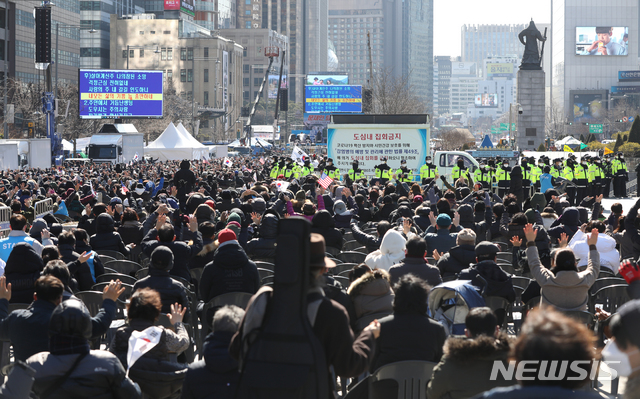 [서울=뉴시스] 조수정 기자 = 신종 코로나 바이러스 감염증(코로나 19)가 전국적으로 확산세를 보이는 가운데 23일 감염병 관리 관련 법률 등으로 집회 시위가 금지된 서울 광화문광장에서 전광훈 목사가 이끄는 문재인하야범국민투쟁본부 회원들이 집회를 하고 있다. 2020.02.23. chocrystal@newsis.com