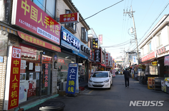 [서울=뉴시스] 조수정 기자 = 신종 코로나 바이러스 감염증(코로나 19)가 전국적으로 확산세를 보이는 가운데 23일 대림동 차이나타운에서 거리가 한산한 모습을 보이고 있다. 2020.02.23. chocrystal@newsis.com