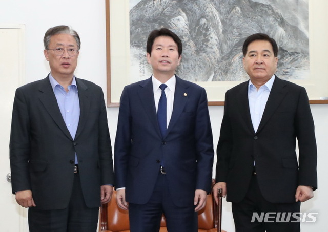 [서울=뉴시스] 고승민 기자 = 이인영 더불어민주당 원내대표와 심재철 미래통합당 원내대표, 유성엽 민주통합의원모임 원내대표가 23일 서울 여의도 국회에서 선거구 획정과 코로나19 추경 등을 안건으로 회동 전 기념촬영을 하고 있다. 2020.02.23. photo@newsis.com