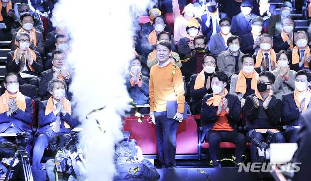 [서울=뉴시스]최진석 기자 = 안철수 국민의당 신임 대표가 23일 서울 강남구 SAC아트홀에서 열린 '2020 국민의당 e-창당대회'에 참석해 당대표 수락연설을 위해 이동하고 있다. 2020.02.23. myjs@newsis.com