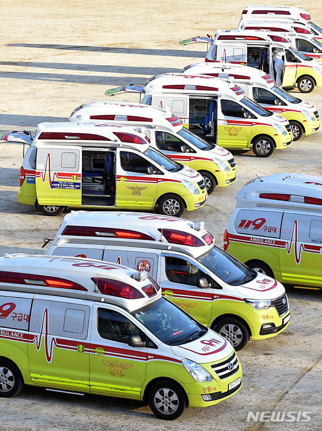 [대구=뉴시스] 이무열 기자 = 신종 코로나바이러스 감염증(코로나19)이 확산되고 있는 23일 오후 대구 달서구 두류공원 야구장에 전국에서 차출된 119 구급대 앰뷸런스들이 코로나19 확진자 이송을 위해 대기하고 있다. 2020.02.23.lmy@newsis.com