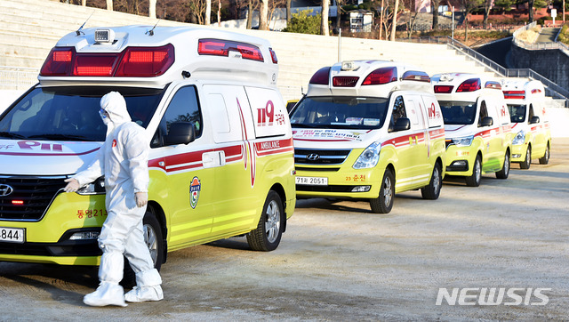 [대구=뉴시스] 이무열 기자 = 신종 코로나바이러스 감염증(코로나19)이 확산되고 있는 지난 23일 오후 대구 달서구 두류공원 야구장에 전국에서 차출된 119 구급대 앰뷸런스들이 코로나19 확진자 이송을 위해 대기하고 있다. 2020.02.23.lmy@newsis.com
