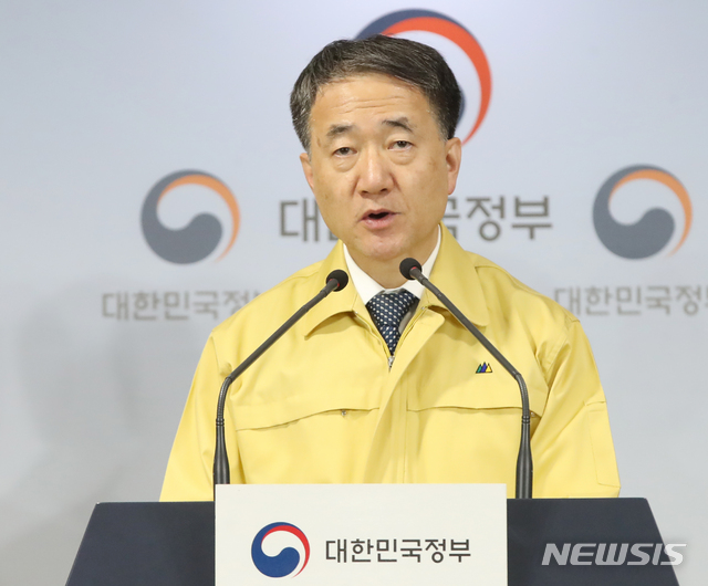 [서울=뉴시스] 조수정 기자 = 박능후 중앙사고수습본부장(보건복지부 장관)이 23일 오후 서울 세종로 정부서울청사 브리핑실에서 신종 코로나 바이러스 감염증(코로나19) 범정부 대책회의 결과를 브리핑 하고 있다. 정부는 위기 경보 단계를 '경계'에서 '심각'으로 격상하겠다고 밝혔다. 또 유치원, 초중고 및 특수학교 2020년 개학을 2일에서 9일로 연기하기로 했다. 2020.02.23.&nbsp; chocrystal@newsis.com