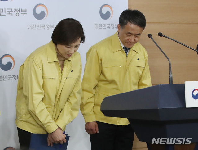 [서울=뉴시스] 조수정 기자 = 박능후 중앙사고수습본부장(보건복지부 장관)과 유은혜(왼쪽) 사회부총리 겸 교육부 장관이 지난 23일 오후 서울 세종로 정부서울청사 브리핑실에서 신종 코로나 바이러스 감염증(코로나19) 범정부 대책회의 결과를 브리핑 한 뒤 인사하고 있다. 2020.02.23. chocrystal@newsis.com