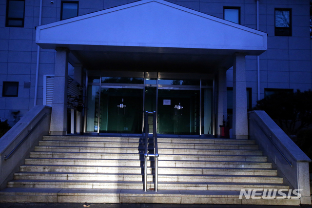 [강릉=뉴시스] 김경목 기자 = 강원도 강릉시에서 첫 신종 코로나바이러스 감염증(코로나19) 확진 환자가 발생한 23일 오후 강릉시 신천지예수교회 출입문이 굳게 닫혀 있다. 2020.02.23. photo31＠newsis.com