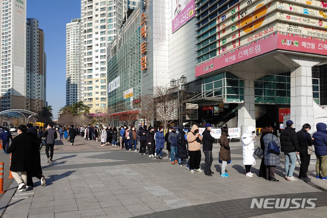 [대구=뉴시스]김정화 기자 = 이마트가 대구·경북에 마스크를 긴급 공급키로한 24일 오전 대구 북구 이마트 칠성점에는 마스크 구매를 원하는 시민들의 행렬이 끝없이 이어져 장관을 연출하고 있다. 2020.02.24. jungk@newsis.com
