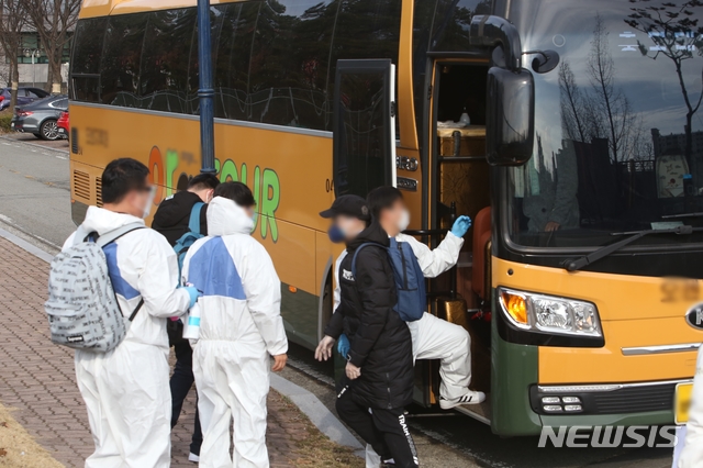 [청주=뉴시스] 조성현 기자= 24일 오후 충북대학교 기숙사 앞에 도착한 유학생들이 버스에서 하차하고 있다. 2020.02.24. jsh0128@newsis.com