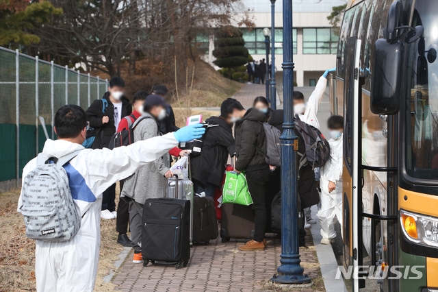 [청주=뉴시스] 조성현 기자= 24일 충북대학교 기숙사에 도착한 중국인 유학생들이 버스에서 짐을 내리고 있다. 2020.02.24. jsh0128@newsis.com
