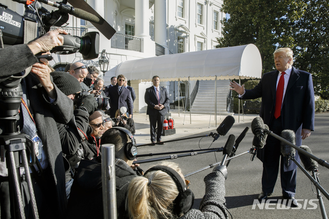 [워싱턴=AP/뉴시스] 도널드 트럼프 대통령은 23일(현지시간) 인도를 방문하기 전 워싱턴 백악관에서 기자들과 만나 이야기하고 있다. 2020.2.24.