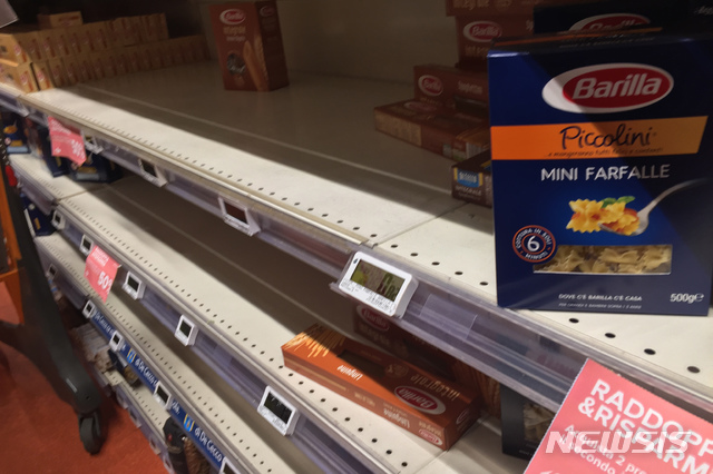 [밀라노=AP/뉴시스] 이탈리아 밀라노의 한 슈퍼마켓 진열대가 23일(현지시간) 신종 코로나 바이러스 감염증(코로나19) 확산사태로 텅비어 있다. 2020.02.24 