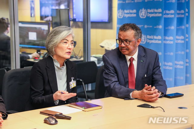 [서울=뉴시스] 박민석 기자 = 강경화 외교부 장관은 제43차 인권이사회 고위급 회기 참석을 계기로 23일(현지시간) 스위스 제네바 WHO 본부에서 테드로스 아드하놈 게브레예수스 세계보건기구(WHO) 사무총장을 면담하고, 신종 코로나바이러스 감염증(코로나19) 확산 대응 및 한-WHO 협력 강화방안 등에 대해 논의했다. (사진=외교부 제공)&nbsp; photo@newsis.com 