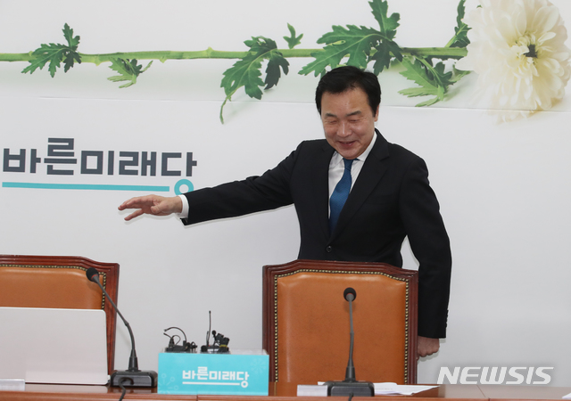 [서울=뉴시스]김명원 기자 = 손학규 바른미래당 대표가 24일 오전 서울 여의도 국회 바른미래당 회의실에서 열린 마지막 최고위원회의에 참석하고 있다. 2020.02.24. kmx1105@newsis.com