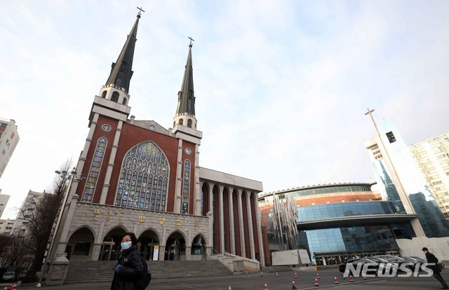 [서울=뉴시스]김선웅 기자 = 명성교회가 신종 코로나 바이러스 감염증(코로나 19)이 대량 발생한 경북 청도를 방문한 부목사 1명과 5명의 성도를 자가격리 조치했다. 교회에 따르면 지난 14일 부목사 1명과 성도 5명이 청도 대남병원 내 농협 장례식장을 방문한 것이 확인돼 격리 해제 시까지 교회 방문을 금지시켰다. 장례식장을 방문한 교인들은 발열과 호흡기 이상 등의 증상은 전혀 없으나 보건소 지침대로 2주 간 외출을 자제하는 자가격리를 정한 것으로 알려졌다. 또한 24일부터 새벽예배와 수요예배를 중단하기로 했다. 24일 서울 강동구 명성교회의 모습. 2020.02.24. mangusta@newsis.com