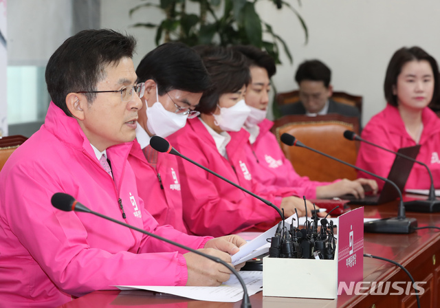 [서울=뉴시스] 고승민 기자 = 황교안 미래통합당 대표가 24일 서울 여의도 국회에서 열린 당 최고위원회의에서 발언하고 있다. 2020.02.24. kkssmm99@newsis.com