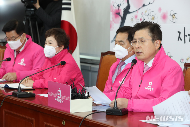 [서울=뉴시스] 고승민 기자 = 황교안 미래통합당 대표가 24일 서울 여의도 국회에서 열린 당 최고위원회의에서 발언하고 있다. 2020.02.24.kkssmm99@newsis.com