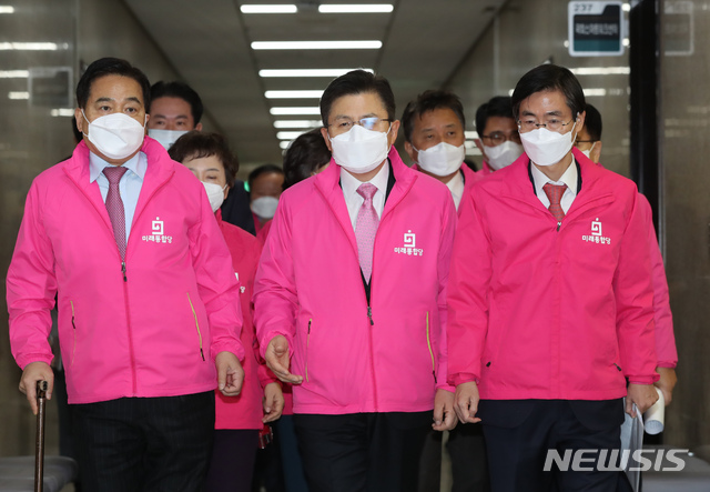 [서울=뉴시스] 고승민 기자 = 미래통합당 황교안 대표와 심재철 원내대표 등 의원들이 24일 서울 여의도 국회에서 열린 당 최고위원회의에 참석하고 있다. 2020.02.24.kkssmm99@newsis.com