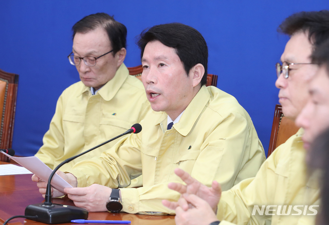 [서울=뉴시스]김명원 기자 = 이인영 더불어민주당 원내대표가 24일 오전 서울 여의도 국회 더불어민주당에서 열린 최고위원회의에 참석해 발언하고 있다.&nbsp; 2020.02.24. kmx1105@newsis.com