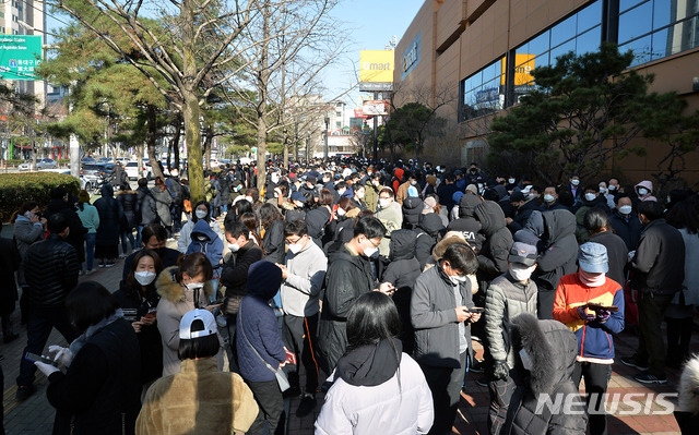 [대구=뉴시스] 이무열 기자 = 신종 코로나바이러스 감염증(코로나19) 확진자가 무더기로 급증하고 있는 24일 오전 대구 수성구 만촌동 이마트에서 시민들이 마스크를 구입하기 줄지어 차례를 기다리고 있다. 2020.02.24.lmy@newsis.com