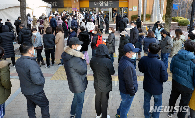 [대구=뉴시스] 이무열 기자 = 신종 코로나바이러스 감염증(코로나19) 확진자가 무더기로 급증하고 있는 24일 오전 대구 수성구 만촌동 이마트에서 시민들이 마스크를 구입하기 줄지어 차례를 기다리고 있다. 2020.02.24.lmy@newsis.com