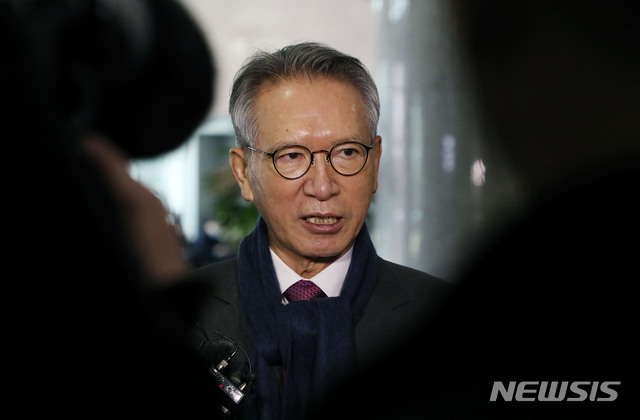 [서울=뉴시스] 김진아 기자 = 김형오 미래통합당 공천관리위원장이 24일 서울 여의도 국회 의원회관에서 열린 공관위 회의에 참석하던 중 취재진의 질문에 답하고 있다. 2020.02.24.&nbsp; bluesoda@newsis.com