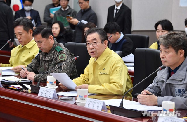 [서울=뉴시스]박원순 서울시장이 24일 서울 중구 서울시청 충무기밀실에서 열린 '코로나 19 지역사회 확산 방지를 위한 서울시 안전관리위원회'에 참석해 발언하고 있다. (사진=서울시 제공) 2020.02.24.&nbsp; photo@newsis.com