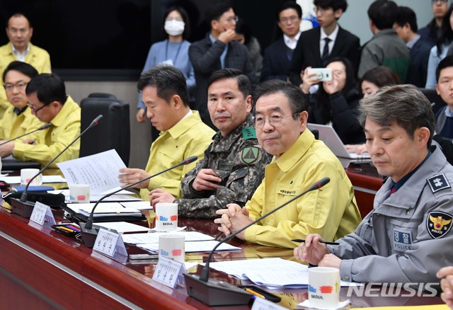 [서울=뉴시스]박원순 서울시장이 24일 서울 중구 서울시청 충무기밀실에서 열린 '코로나 19 지역사회 확산 방지를 위한 서울시 안전관리위원회'에 참석하고 있다. (사진=서울시 제공) 2020.02.24.&nbsp; photo@newsis.com 