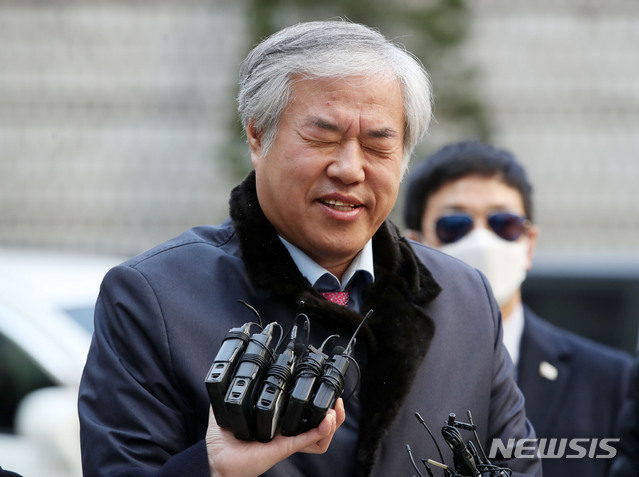 [서울=뉴시스]박미소 기자 = 전광훈 한국기독교총연합회장이 24일 오전 서울 서초구 서울중앙지방법원에서 열리는 공직선거법 위반 혐의 구속 전 피의자 심문(영장실질심사)에 출석하며 취재진의 질문에 답하고 있다. 2020.02.24.  misocamera@newsis.com