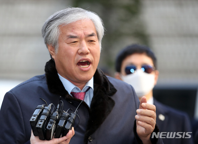 [서울=뉴시스]박미소 기자 = 전광훈 한국기독교총연합회장이 24일 오전 서울 서초구 서울중앙지방법원에서 열리는 공직선거법 위반 혐의 구속 전 피의자 심문(영장실질심사)에 출석하며 취재진의 질문에 답하고 있다. 2020.02.24.  misocamera@newsis.com