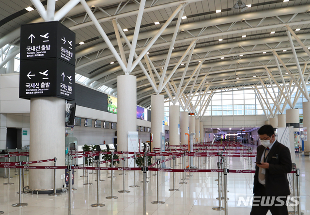 [제주=뉴시스]우장호 기자 = 신종 코로나바이러스 감염증(코로나19)이 지역사회로 확산 중인 지난 24일 오전 제주국제공항 3층 국제선 출국장에 이용객이 없어 한산한 모습을 보이고 있다. 2020.02.24. woo1223@newsis.com