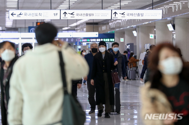 [제주=뉴시스]우장호 기자 = 신종 코로나바이러스 감염증(코로나19)이 지역사회로 확산 중인 24일 오전 제주국제공항 3층 출국장에 이용객들이 마스크를 쓴 채 이동하고 있다. 2020.02.24. woo1223@newsis.com