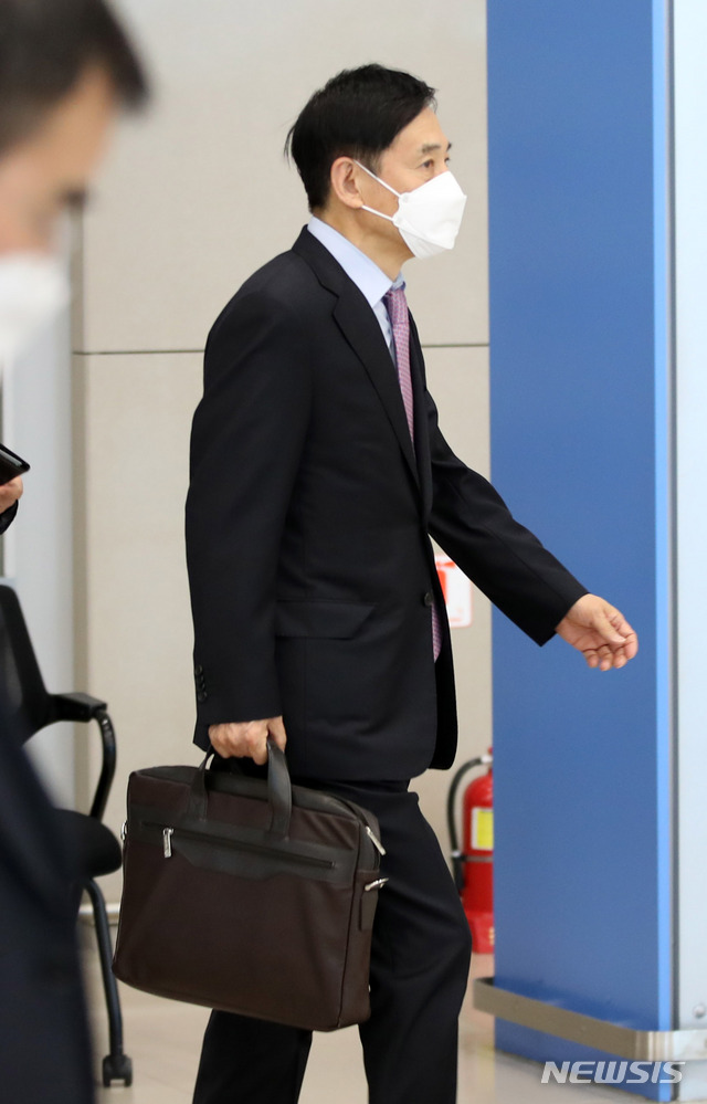 [인천공항=뉴시스] 고범준 기자 = 이주열 한국은행 총재가 사우디아라비아 리야드에서 열린 'G20 재무장관 및 중앙은행총재 회의 일정을 마치고 24일 오전 인천국제공항 제2터미널을 통해 귀국하고 있다. 2020.02.24.&nbsp; bjko@newsis.com