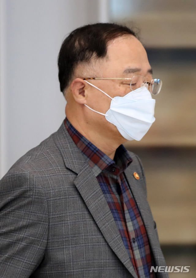 [인천공항=뉴시스] 고범준 기자 = 홍남기 경제부총리 겸 기획재정부 장관이 사우디아라비아 리야드에서 열린 'G20 재무장관 및 중앙은행총재 회의 일정을 마치고 24일 오전 인천국제공항 제2터미널을 통해 귀국하고 있다. 2020.02.24. bjko@newsis.com
