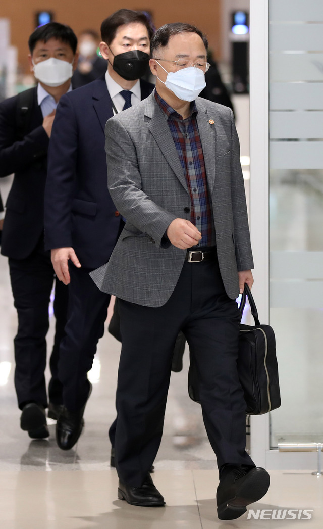 [인천공항=뉴시스] 고범준 기자 = 홍남기 경제부총리 겸 기획재정부 장관이 사우디아라비아 리야드에서 열린 'G20 재무장관 및 중앙은행총재 회의 일정을 마치고 24일 오전 인천국제공항 제2터미널을 통해 귀국하고 있다. 2020.02.24.&nbsp; bjko@newsis.com