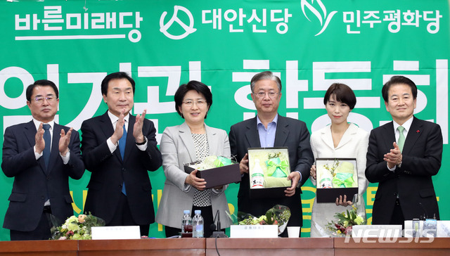 [서울=뉴시스] 김진아 기자 = 박주현(왼쪽 세번째부터), 유성엽, 김정화 민생당 공동대표가 24일 오전 서울 여의도 국회에서 열린 ‘바른미래당·대안신당·민주평화당 합당을 위한 수임기관 합동회의’에서 기념촬영을 하고 있다. 왼쪽부터 최경환 전 대안신당 대표, 손학규 전 바른미래당 대표, 박 공동대표, 유 공동대표, 김 공동대표, 정동영 전 민주평화당 대표. 2020.02.24.&nbsp; bluesoda@newsis.com