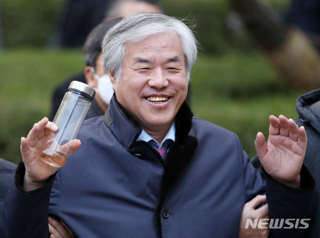 [서울=뉴시스]박미소 기자 = 전광훈 한국기독교총연합회장이 24일 오후 서울 서초구 서울중앙지방법원에서 열린 공직선거법 위반 혐의 구속 전 피의자 심문(영장실질심사)을 마친 후 법정을 나서며 지지자들에게 인사하고 있다.2020.02.24.&nbsp; misocamera@newsis.com 