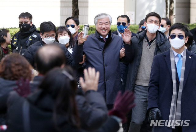 [서울=뉴시스]박미소 기자 = 전광훈 한국기독교총연합회장이 24일 오후 서울 서초구 서울중앙지방법원에서 열린 공직선거법 위반 혐의 구속 전 피의자 심문(영장실질심사)을 마친 후 법정을 나서고 있다. 2020.02.24.  misocamera@newsis.com