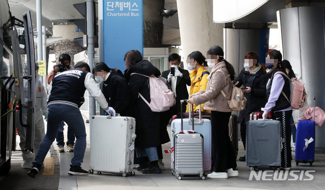 [인천공항=뉴시스] 고범준 기자 = 신종 코로나 바이러스 감염증(코로나19) 사태가 확산된 가운데 지난 2월24일 단국대학교 중국인 유학생들이 인천국제공항 제1터미널을 통해 입국해 준비된 버스에 탑승하고 있다. 2020.04.24. bjko@newsis.com