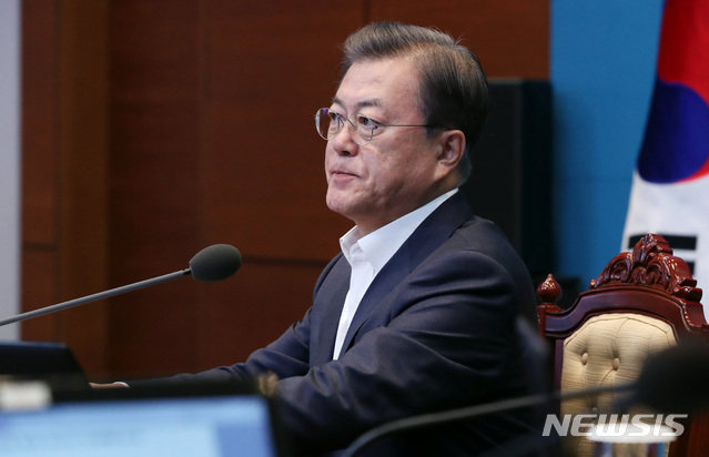 [서울=뉴시스]박영태 기자 = 문재인 대통령이 24일 청와대 여민관에서 열린 수석 보좌관회의에 참석해 모두발언을 끝내고 있다. 2020.02.24. since1999@newsis.com