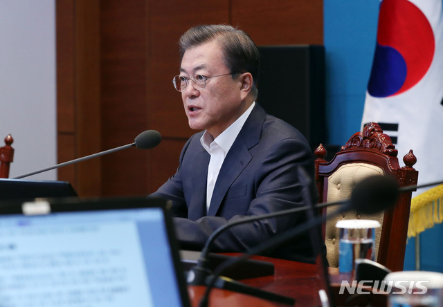 [서울=뉴시스]박영태 기자 = 문재인 대통령이 24일 청와대 여민관에서 열린 수석 보좌관회의에 참석해 모두발언을 하고 있다. 2020.02.24.since1999@newsis.com