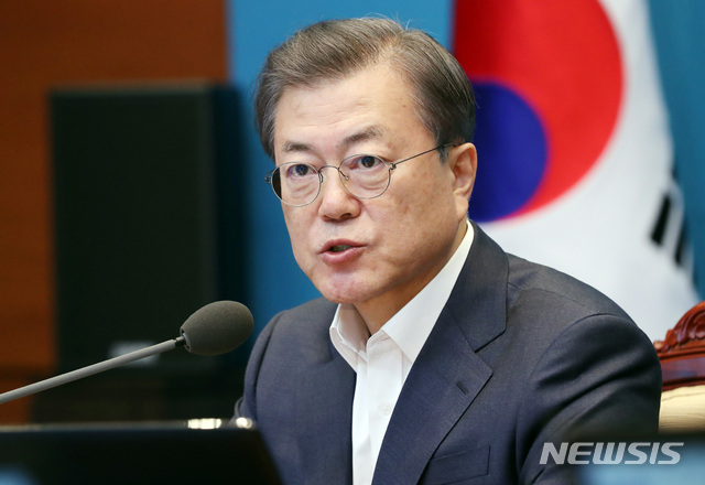 [서울=뉴시스]박영태 기자 = 문재인 대통령이 24일 청와대 여민관에서 열린 수석 보좌관회의에 참석해 모두발언을 하고 있다. 2020.02.24.since1999@newsis.com