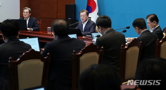 [서울=뉴시스]박영태 기자 = 문재인 대통령이 24일 청와대 여민관에서 열린 수석 보좌관회의에 참석해 모두발언을 하고 있다. 2020.02.24. since1999@newsis.com