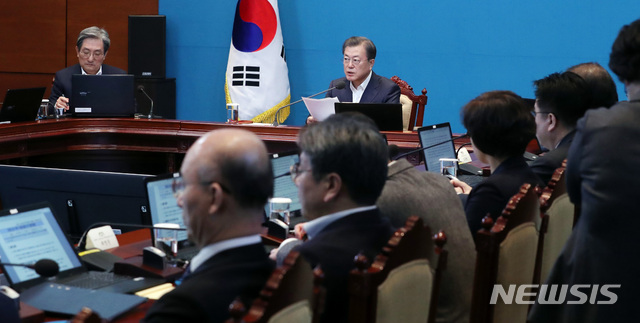 [서울=뉴시스]박영태 기자 = 문재인 대통령이 24일 청와대 여민관에서 열린 수석 보좌관회의에 참석해 모두발언을 하고 있다. 2020.02.24.since1999@newsis.com