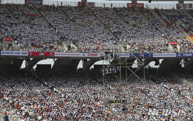 [아마다바드=AP/뉴시스]10만여 명이 넘는 인도 국민들이 인도 구자라트 아마다바드 소재 세계 최대 크리켓 경기장 '사르다르 파텔 스타디움'에서 열리는 도널드 트럼프 미 대통령 환영행사인 '나마스테 트럼프'에 참여하기 위해 경기장을 가득 메우고 있다. 2020.2.24.