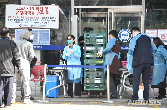 [서울=뉴시스]신종 코로나바이러스 감염증(코로나19) 확진자 발생으로 병원 폐쇄 3일째인 24일 경남 창원시 성산구 한마음창원병원 안으로 식료품이 들어가고 있다. (사진=경남도민일보 제공) 2020.02.24. photo@newsis.com