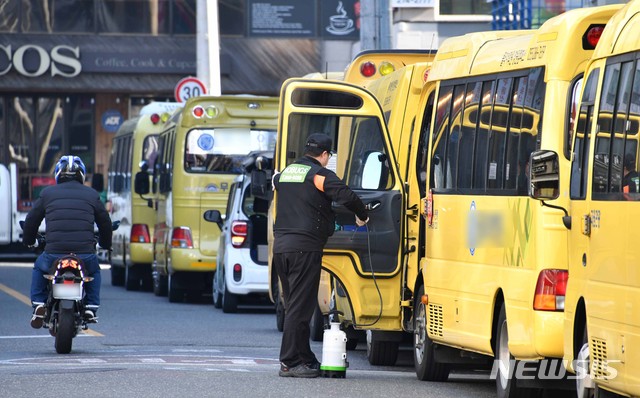 [서울=뉴시스]24일 경남 창원시 성산구 상남동 학원가에서 방역업체 관계자들이 신종 코로나 바이러스 감염증(코로나19) 예방을 위해 학원버스를 소독하고 있다. (사진=경남도민일보 제공) 2020.02.24. photo@newsis.com