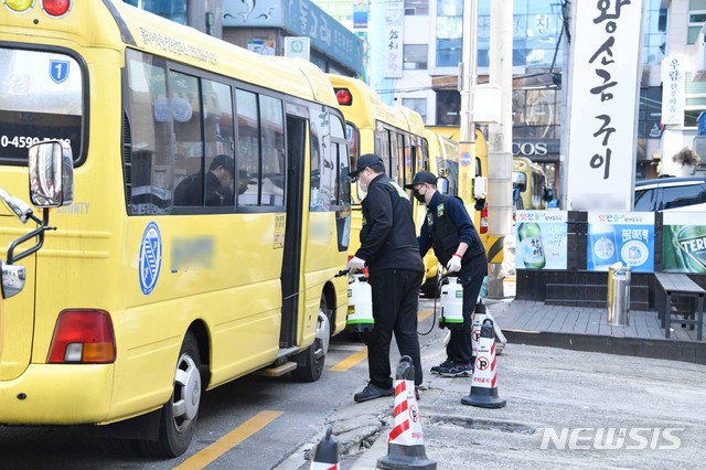 [서울=뉴시스]24일 경남 창원시 성산구 상남동 학원가에서 방역업체 관계자들이 신종 코로나 바이러스 감염증(코로나19) 예방을 위해 학원버스를 소독하고 있다. (사진=경남도민일보 제공) 2020.02.24. photo@newsis.com