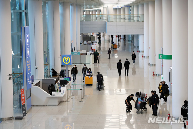 [인천공항=뉴시스] 고범준 기자 = 신종 코로나 바이러스 감염증(코로나19) 사태가 이어지고 있고 가운데 24일 인천국제공항 제2터미널 입국장이 한산한 모습을 보이고 있다. 2020.02.24. bjko@newsis.com