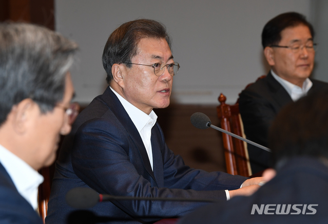 [서울=뉴시스]박영태 기자 = 문재인 대통령이 24일 청와대 여민관에서 열린 수석 보좌관회의에 참석해 모두 발언을 하고 있다. 2020.02.24. since1999@newsis.com